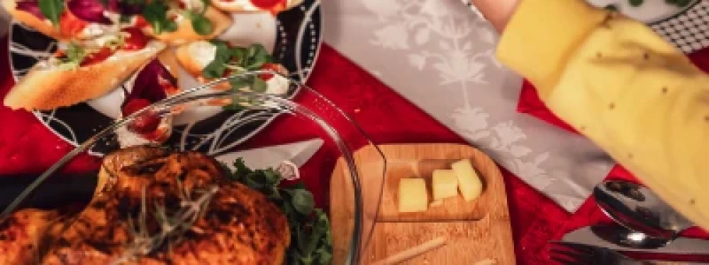 Des personnes à table